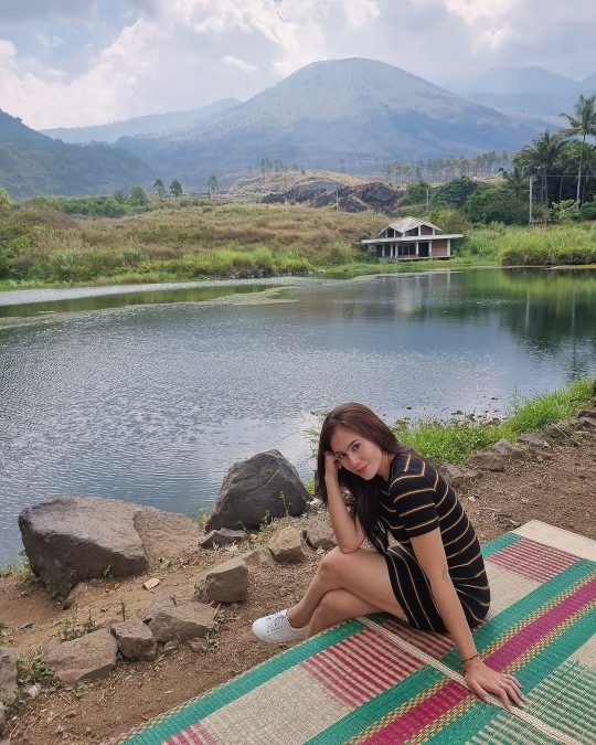 Potret Wulan Guritno Santai Beralas Tikar di Pinggir Danau Cilopang, Makannya Cireng