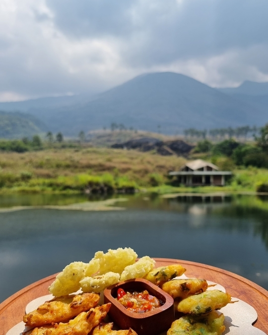 Potret Wulan Guritno Santai Beralas Tikar di Pinggir Danau Cilopang, Makannya Cireng