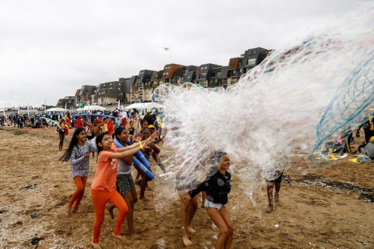 Keseruan 5.000 Anak-Anak Kurang Mampu Saat Berlibur di Pantai Prancis