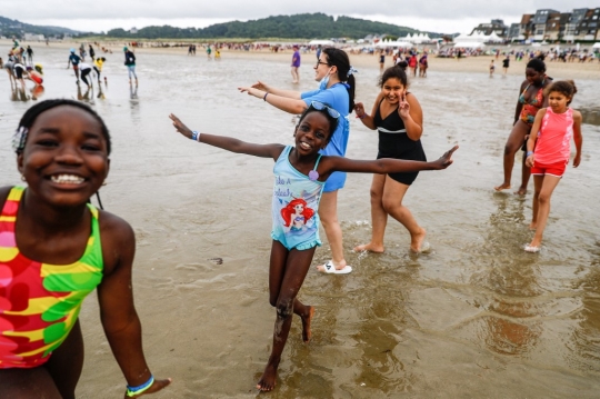 Keseruan 5.000 Anak-Anak Kurang Mampu Saat Berlibur di Pantai Prancis