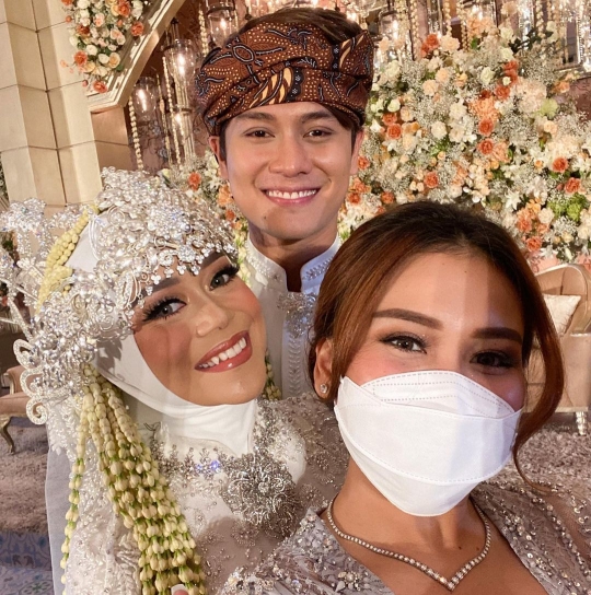 5 Potret Cantik Ayu Ting Ting Kenakan Kebaya di Acara Pernikahan Lesty & Rizky Billar