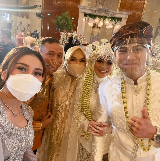 5 Potret Cantik Ayu Ting Ting Kenakan Kebaya di Acara Pernikahan Lesty & Rizky Billar