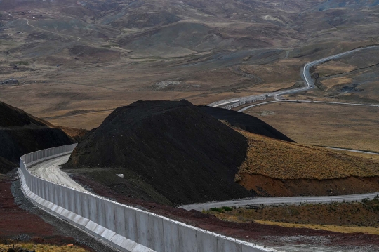 Tembok Pembatas Turki Halangi Pelarian Warga Afghanistan