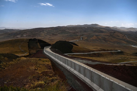 Tembok Pembatas Turki Halangi Pelarian Warga Afghanistan