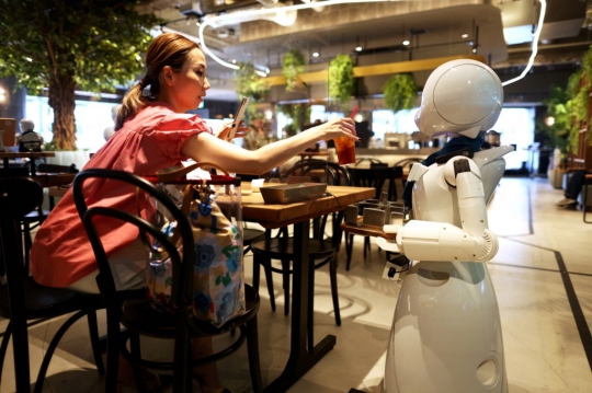 Keren, Kafe di Jepang Punya Pelayan Robot yang Dikendalikan Pekerja Disabilitas