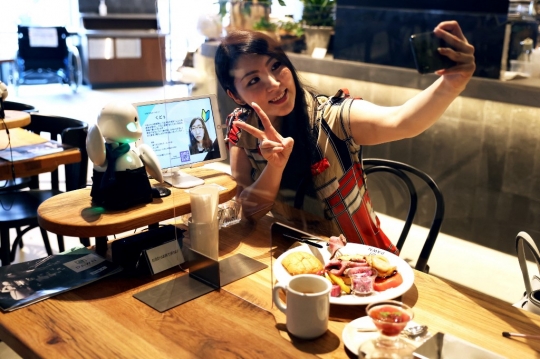 Keren, Kafe di Jepang Punya Pelayan Robot yang Dikendalikan Pekerja Disabilitas