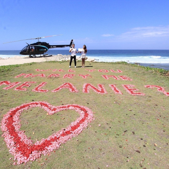 5 Potret Melanie Putria Dilamar Kekasih di Helikopter, Romantis Banget