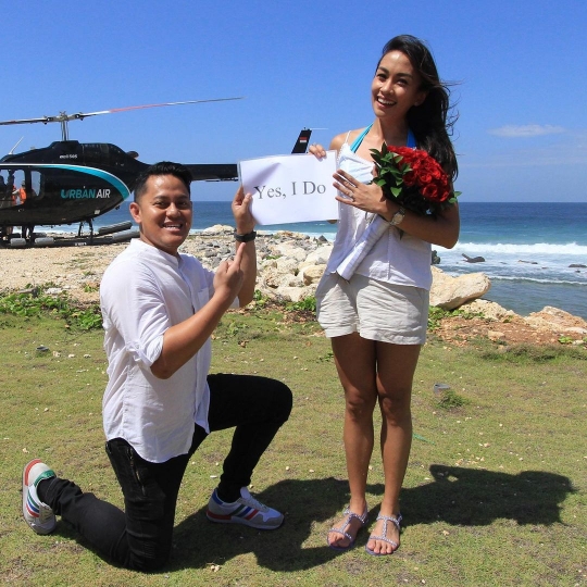 5 Potret Melanie Putria Dilamar Kekasih di Helikopter, Romantis Banget