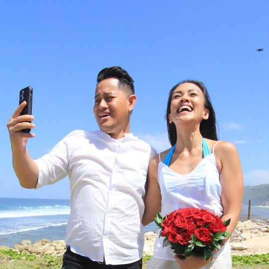 5 Potret Melanie Putria Dilamar Kekasih di Helikopter, Romantis Banget