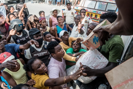 Korban Gempa Haiti Rebutan Bantuan Bahan Pangan