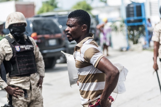 Korban Gempa Haiti Rebutan Bantuan Bahan Pangan