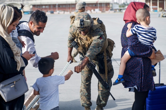 Potret Keakraban Marinir AS dan Anak-Anak Afghanistan