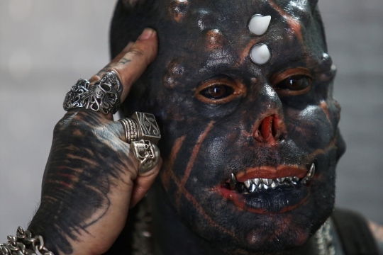 Ekstrem, Seniman Tato di Brasil Ubah Wajah Mirip Iblis