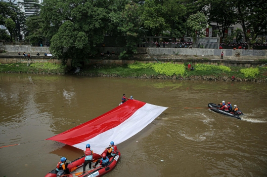 Merah Putih Membentang di Kali Ciliwung