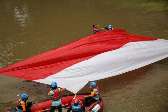 Merah Putih Membentang di Kali Ciliwung