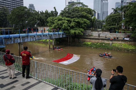 Merah Putih Membentang di Kali Ciliwung