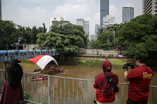 Merah Putih Membentang di Kali Ciliwung