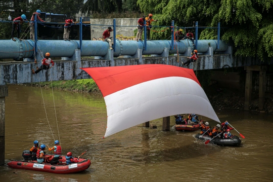 Merah Putih Membentang di Kali Ciliwung