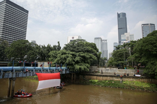 Merah Putih Membentang di Kali Ciliwung