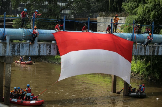 Merah Putih Membentang di Kali Ciliwung