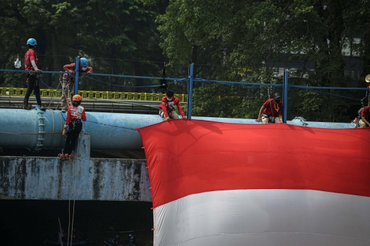 Merah Putih Membentang di Kali Ciliwung