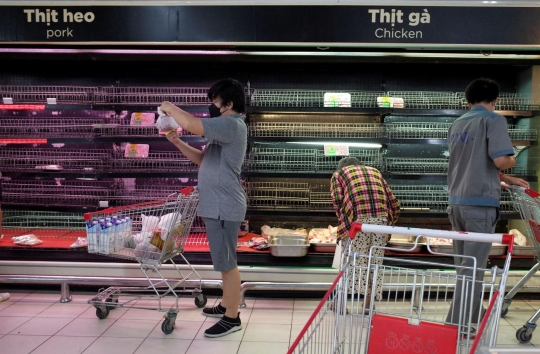 Panic Buying Menjelang Lockdown di Vietnam