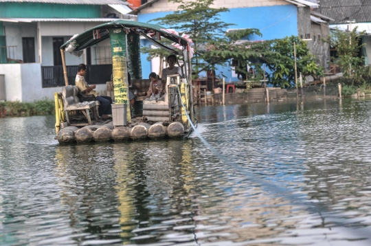 Perahu Eretan Sebagai Transportasi Alternatif