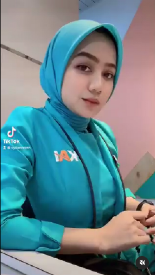 Petugas KAI Ini Cantik Kebangetan, Penumpang Bisa Betah di Stasiun Ogah Naik Kereta