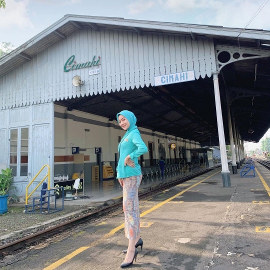 Petugas KAI Ini Cantik Kebangetan, Penumpang Bisa Betah di Stasiun Ogah Naik Kereta