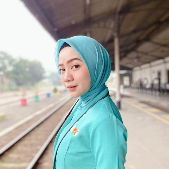Petugas KAI Ini Cantik Kebangetan, Penumpang Bisa Betah di Stasiun Ogah Naik Kereta