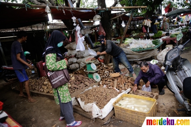 Warga tengah membeli kebutuhan pokok di Pasar Lembang, Tangerang, Selasa (24/8/2021). Berdasarkan Survei Pemantauan Harga (SPH) pada minggu ketiga Agustus 2021, inflasi diperkirakan sebesar 0,04 persen secara bulanan atau month on month (mom). 