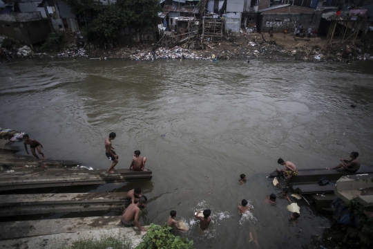 Kurang Lahan Bermain, Sungai Ciliwung Jadi Alternatif Bermain Anak-Anak