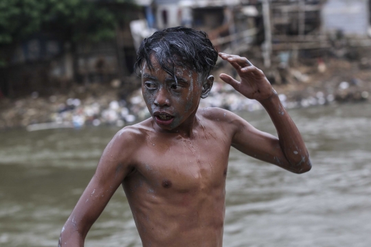 Kurang Lahan Bermain, Sungai Ciliwung Jadi Alternatif Bermain Anak-Anak