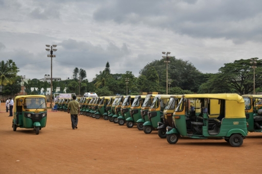 Antusias Pengemudi Bajaj Ikut Vaksinasi Covid-19 Massal di India