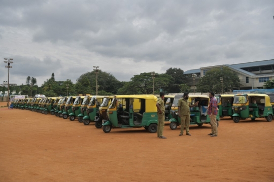 Antusias Pengemudi Bajaj Ikut Vaksinasi Covid-19 Massal di India