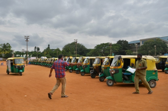 Antusias Pengemudi Bajaj Ikut Vaksinasi Covid-19 Massal di India