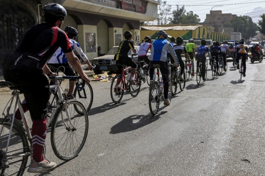 Aksi Pemuda Yaman Sebarkan Perdamaian dengan Bersepeda