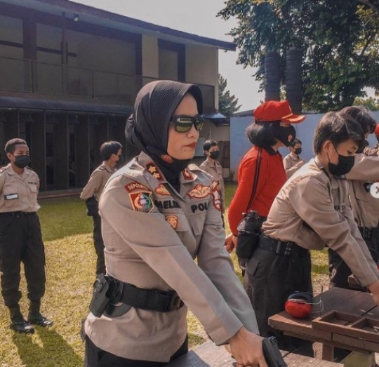 Aksi Sangar Perwira Polwan Istri Kapolres Jakut Saat Membidik Pakai Senjata
