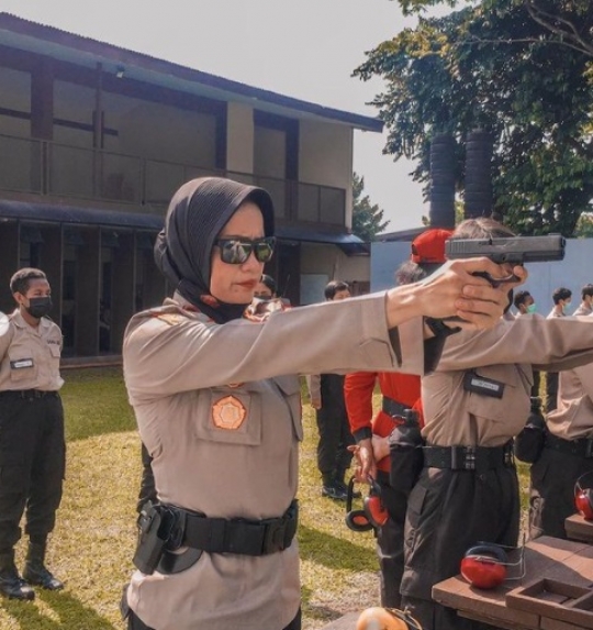 Aksi Sangar Perwira Polwan Istri Kapolres Jakut Saat Membidik Pakai Senjata
