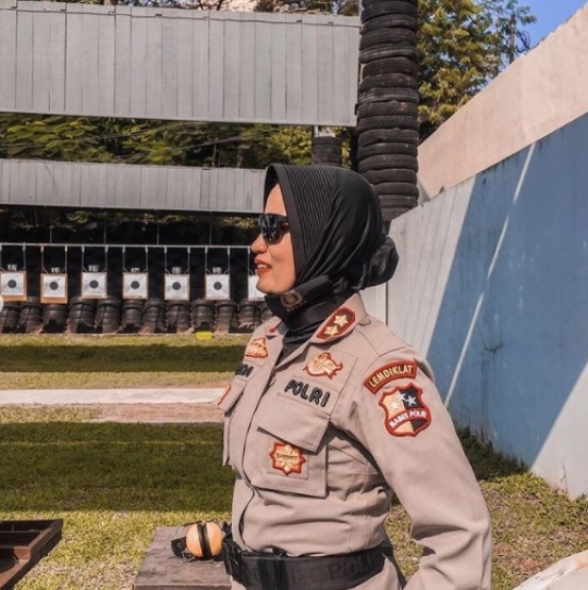 Aksi Sangar Perwira Polwan Istri Kapolres Jakut Saat Membidik Pakai Senjata