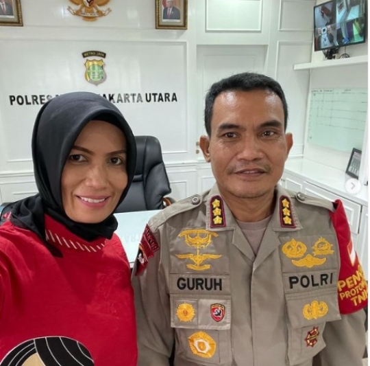 Aksi Sangar Perwira Polwan Istri Kapolres Jakut Saat Membidik Pakai Senjata
