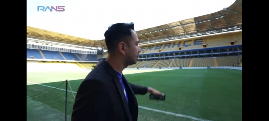 Potret Raffi Ahmad Berkunjung ke Stadion Fenerbahce, Keberadaan Nagita Jadi Sorotan