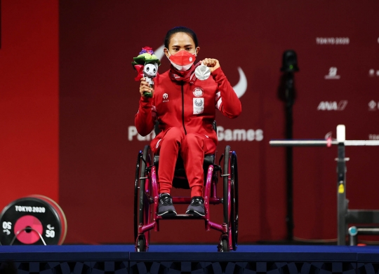 Potret Ni Nengah Widiasih Pamerkan Medali Perak Paralimpiade 2020