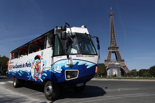 Serunya Berkeliling Paris dengan Bus Amfibi