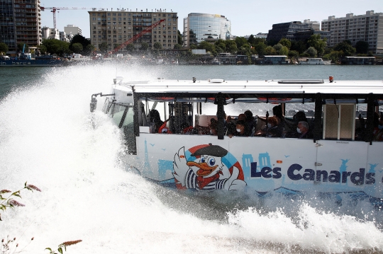 Serunya Berkeliling Paris dengan Bus Amfibi