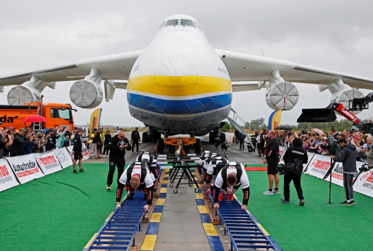 Aksi Atlet Ukraina Tarik Pesawat Kargo Terbesar dan Terberat Dunia