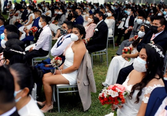 Ratusan Pasangan Nikah Massal di Tengah Pandemi