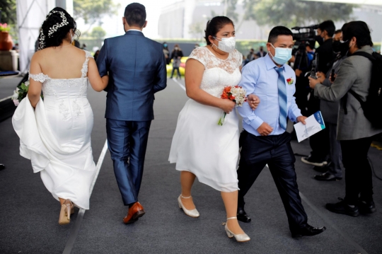 Ratusan Pasangan Nikah Massal di Tengah Pandemi