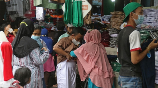 Jelang Sekolah Tatap Muka, Warga Berburu Seragam di Pasar Mester