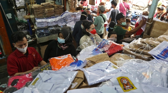 Jelang Sekolah Tatap Muka, Warga Berburu Seragam di Pasar Mester